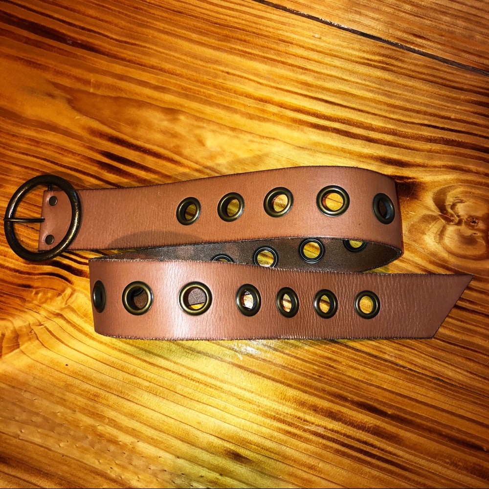 Tre Vero grommeted leather belt